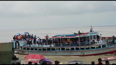 শিমুলিয়ায় উভমুখী যাত্রীর ভিড়, বেড়েছে লঞ্চে চাপ ফেরিতে স্বাভাবিক শিমুলিয়ায় উভমুখী যাত্রীর ভিড়, বেড়েছে লঞ্চে চাপ ফেরিতে স্বাভাবিক